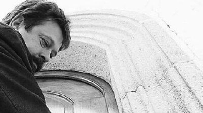 Pfarrer Thomas Henning sperrt die Tür der Johanneskirche für vier Wochen zu. Allerdings wollen er und der Kirchengemeinderat die Gläubigen keinesfalls aussperren, sondern sie für neue Gottesdienstformen begeistern.
GEA-FOTO: US Pfarrer Thomas Henning sperrt die Tür der Johanneskirche für vier Wochen zu. Allerdings wollen er und der Kirchengemeinderat die Gläubigen keinesfalls aussperren, sondern sie für neue Gottesdienstformen begeistern.
GEA-FOTO: US