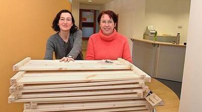 Die Mitarbeiter der Tagesklinik sind noch am einziehen. Auf unserem Bild Psychologin Birgit Egerter (links) und Doris Herbig von der Verwaltung.
FOTO: TRINKHAUS