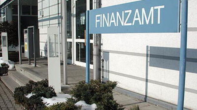 Finanzbeamte in Bad Urach und Münsingen arbeiten bald anders. Sie sortieren ihre Kundschaft dann nach Namen, nicht mehr nach Wohnort, und machen mehr im Team.
GEA-FOTO: EKS