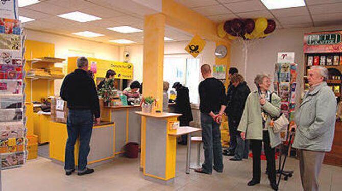 Briefmarken und mehr: Betrieben wird Betzingens Postfiliale am alten Standort.
GEA-FOTO: PACHER