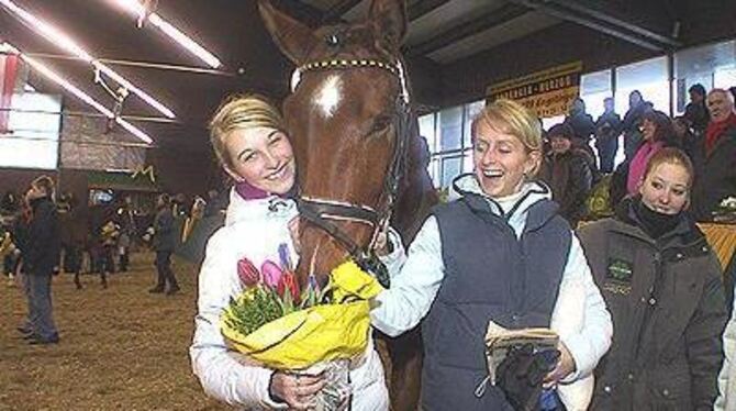 Schon jetzt ins Herz geschlossen: Yvonne Bär (links) und Britta Hock aus dem fränkischen Neustadt-Aisch wissen, dass sie mit »Loving Cup« ein Schnäppchen gemacht haben. Der dreijährige Wallach kostete in Marbach nur 5 200 Euro.
GEA-FOTO: BRÄU