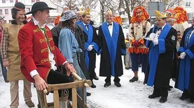 Sie trugen ihn nur wenige Meter: Bürgermeister Gerrit Elser wurde vom Elferrat der Sonnenbühler Karnevalsgesellschaft im Saugatter abtransportiert.
GEA-FOTO: PS