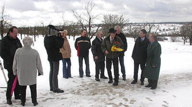 Die Kleingartenfreunde Schönrain und ihr Vorsitzender Siegfried Bastian (mit Blumen) auf ihrem hart erstrittenen neuen Gelände in Orschel mit dem Landesverbandspräsidenten Hans Perzi (ganz rechts) und Berthold Negwer vom Immobilienamt.
GEA-FOTO: LB Die Kleingartenfreunde Schönrain und ihr Vorsitzender Siegfried Bastian (mit Blumen) auf ihrem hart erstrittenen neuen Gelände in Orschel mit dem Landesverbandspräsidenten Hans Perzi (ganz rechts) und Berthold Negwer vom Immobilienamt.
GEA-FOTO: LB
