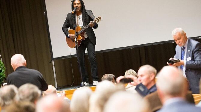Der Musiker John Noville trat bei der RFC-Geburtstagsfeier in Betzingen im Film und live auf.  FOTO: ZAWADIL
