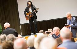 Der Musiker John Noville trat bei der RFC-Geburtstagsfeier in Betzingen im Film und live auf.  FOTO: ZAWADIL