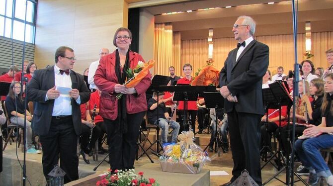 »Man macht’s eben«, sagt Harry D. Barth (rechts) mit Blick auf die zurück- liegenden fünf Jahre. Neue Diri-gentin beim Musikvere