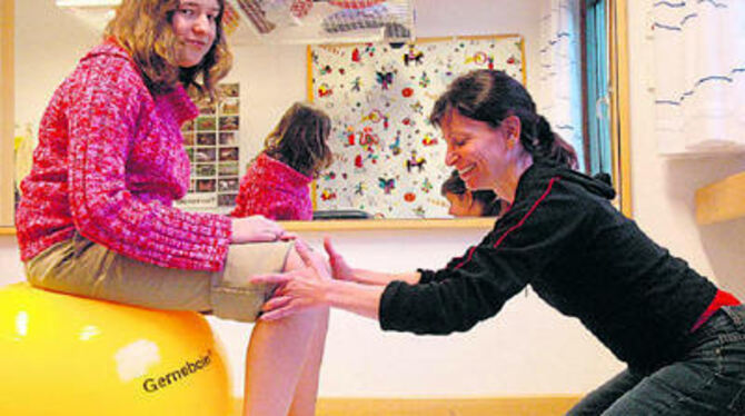 Physiotherapeutin Ingrid Möhrle arbeitet regelmäßig mit der 13-jährigen Alexandra, um die Gelenke beweglich zu halten.
FOTO: MSC Physiotherapeutin Ingrid Möhrle arbeitet regelmäßig mit der 13-jährigen Alexandra, um die Gelenke beweglich zu halten.
FOTO: MSC