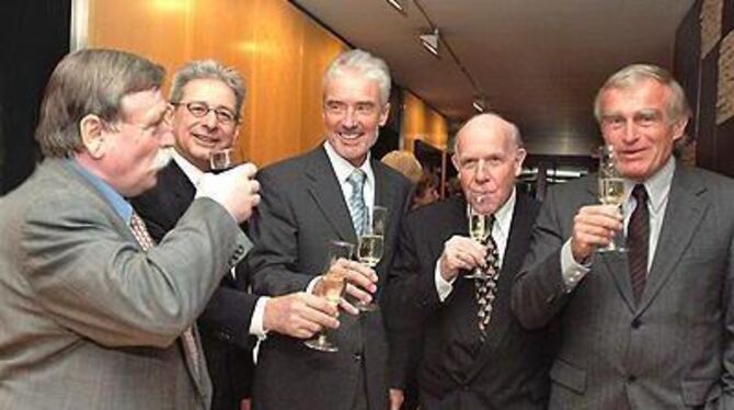 Fidele Runde: die FDP-Stadträte Hagen Kluck (von links) und Knut Hochleitner, FDP-Justizminister Ulrich Goll, BMR-Chef Dieter Weinmann und Helmut Haussmann, Ehrenvorsitzender der Reutlinger FDP.
FOTO: TRINKHAUS Fidele Runde: die FDP-Stadträte Hagen Kluck (von links) und Knut Hochleitner, FDP-Justizminister Ulrich Goll, BMR-Chef Dieter Weinmann und Helmut Haussmann, Ehrenvorsitzender der Reutlinger FDP.
FOTO: TRINKHAUS