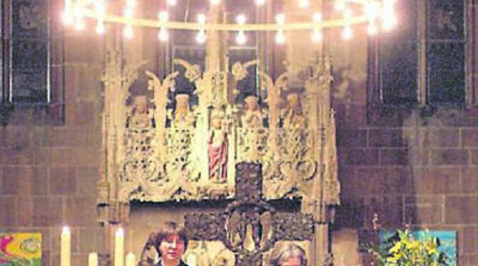 Gedenkgottesdienst in der Marienkirche mit den Pfarrerinnen Jasmin Abele (links) und Beate Ellenberger.
FOTO: TRINKHAUS