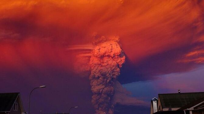 Der chilenische Vulkan Calbuco bedroht mit seiner imposanten Aschewolke die umliegenden Dörfer. Foto: Alex Vidal Brecas