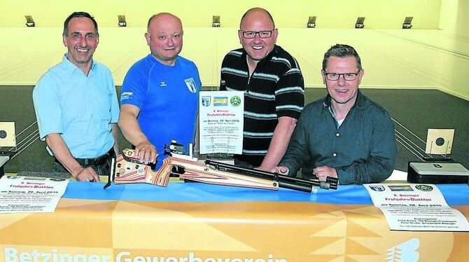 Bestens vorbereitet auf den achten Betzinger Frühjahrs-Biathlon (von links): Hartmut Digel (TSV-Vorsitzender), Frank Schmid (TSV