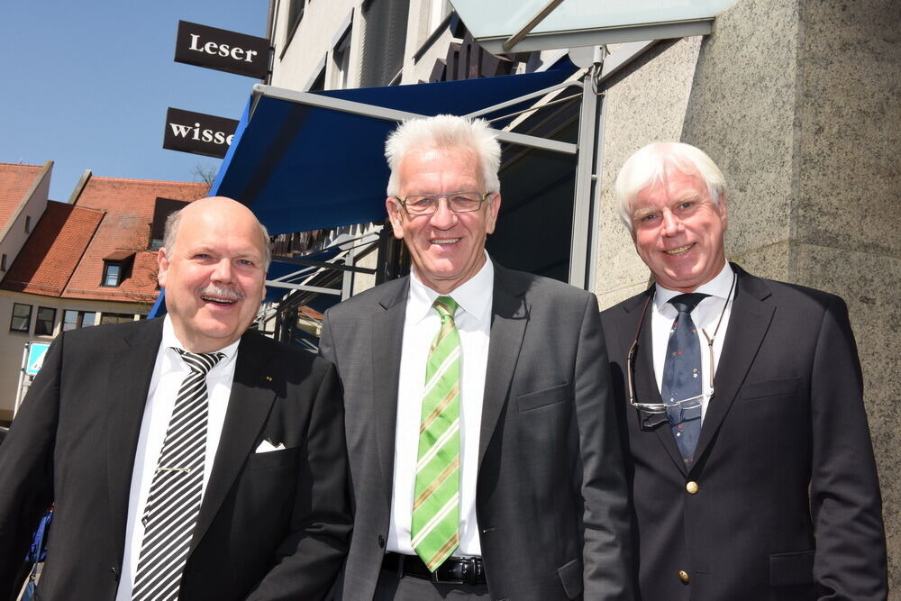 Von links: GEA-Verleger Valdo Lehari jr., Baden-Württembergs Ministerpräsident Winfried Kretschmann und Chef-Redakteur Hartmut T