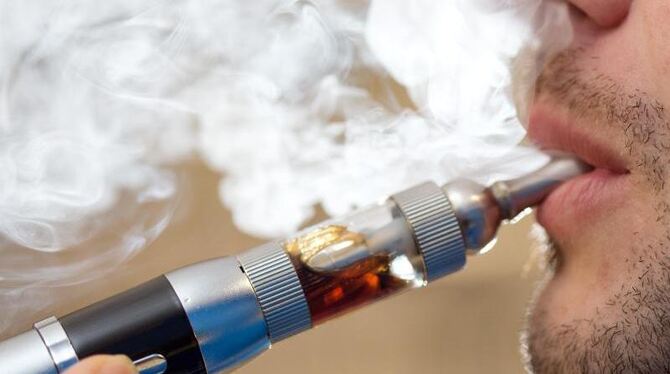Die E-Zigarette verbrennt keinen Tabak, sondern verdampft eine Flüssigkeit, die auch Nikotin enthalten kann. Foto: Friso Gent