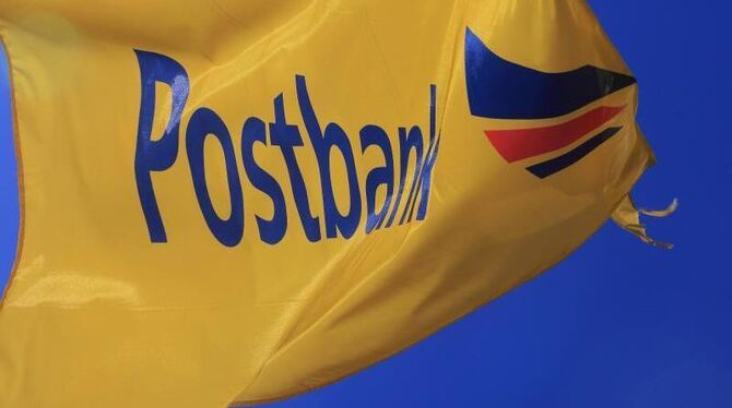 Die gelbe Flagge mit dem Schriftzug »Postbank« vor einer Filiale in Magdeburg. Foto: Jens Wolf