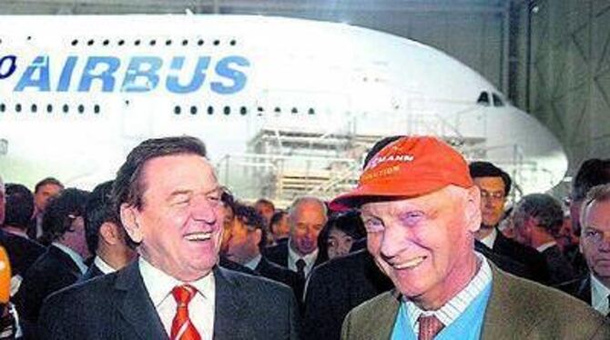 Gut gelaunte Europäer: Bundeskanzler Gerhard Schröder mit dem Ex-Formel-1-Weltmeister und Piloten Niki Lauda. 
FOTO: DPA