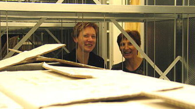 Guter Dinge bei der Arbeit: Kristina Kleffel (links) und Helga Schönle aus der Röntgenabteilung der Albklinik sortieren über siebenhundert Kartons an Röntgenakten ein.
GEA-FOTO: DEW