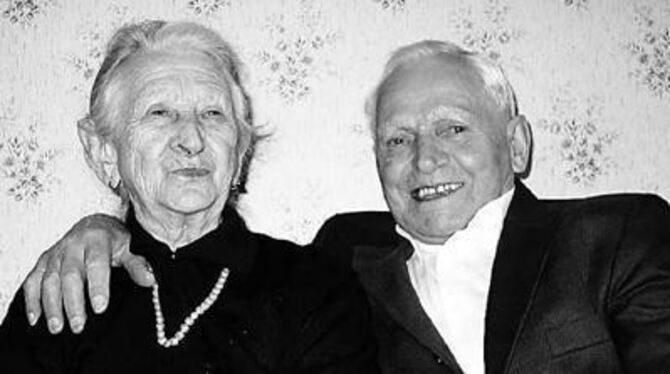 Sie freuen sich auf ihre eiserne Hochzeit: Für Magdalena und Johann Kailer ist heute ein ganz besonderer Tag.
GEA-FOTO: ESCH