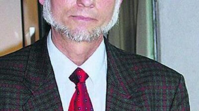 Sieht aus wie ein Spielzeug, ist aber ein wissenschaftliches Wunderwerk: Alfons Renz mit dem Gyroskop, einem Vorläufer des modernen Kreisel-Kompasses.
GEA-FOTO: -JK