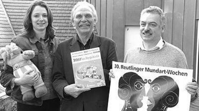 Obelix darf mitreden: Veronika Lenzing, Wilhelm König und Norbert Schimanski freuen sich auf die 30. Mundart-Wochen.
GEA-FOTO: TAF