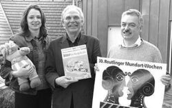Obelix darf mitreden: Veronika Lenzing, Wilhelm König und Norbert Schimanski freuen sich auf die 30. Mundart-Wochen.  GEA-FOTO: 