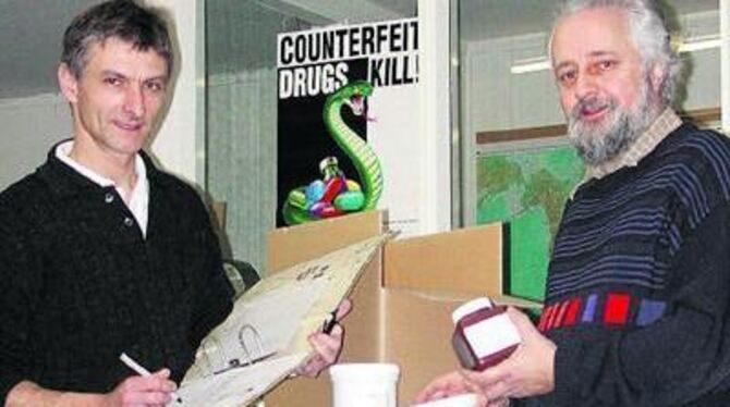 Fachleute wie Jochen Bitzer (links) und Albert Petersen erstellen genaue Bedarfslisten und verschicken nur, was man in den betroffenen Ländern nicht kriegt. Medikamenten-Sammlungen aus dem privaten Arzneischrank bringen nichts.
GEA-FOTO: -JK