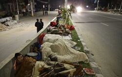 Nach dem katastrophalen Erdbeben schlafen Menschen in Kathmandu auf offener Straße.