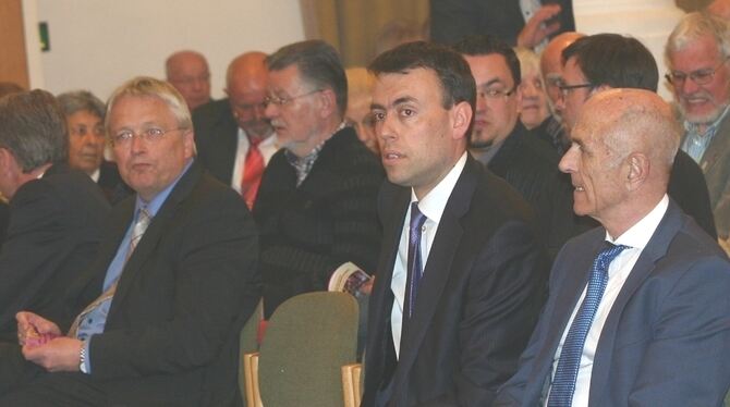 Schmid trifft Schmid: Der Reutlinger Unternehmer Carl-Heiner Schmid (rechts) mit Minister Nils Schmid beim SPD-Jahresempfang "Ro