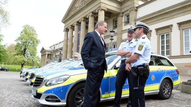 Der baden-württembergische Innenminister Reinhold Gall bei der Vorstellung der neuen Polizeifahrzeuge.