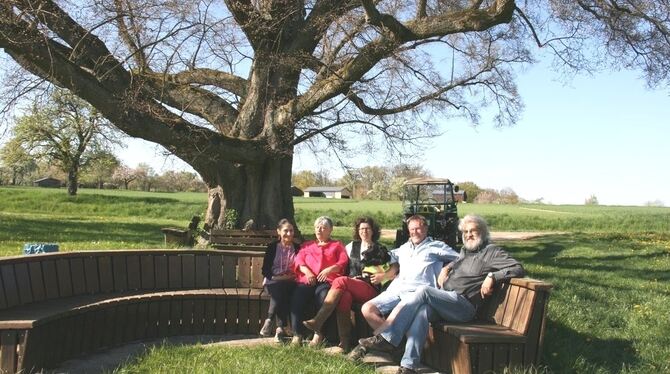 Treff unter der Linde in Stockach: Maruja Salas, Annette Möller, Barbara Zeppenfeld, Jürgen Hirning und Timmi Tillmann (von link