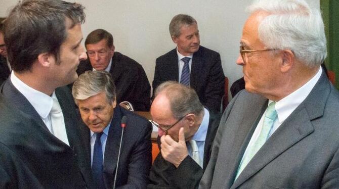 Die ehemaligen Vorstandsvorsitzenden der Deutschen Bank, Rolf Breuer (r) und Josef Ackermann (2. Reihe 2.v.r.), und der derze