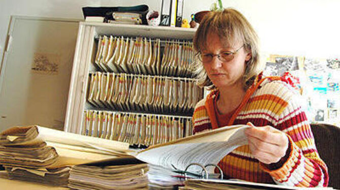 Aktenberge: Susanne Buck und ihren Kollegen von der städtischen Sozialhilfeabteilung hat Hartz IV jede Menge Mehrarbeit beschert.
GEA-FOTO: PACHER