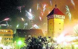 Leuchtfeuer um Mitternacht: Reutlinger begrüßen das neue Jahr. GEA-FOTO: MEYER