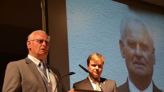 Jakob Buck (links) bekam jetzt von Bürgermeister Peter Nußbaum die Bürgermedaille verliehen.