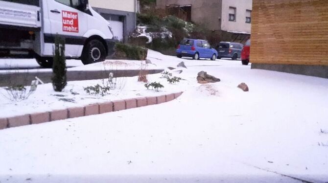 Keine Schneedecke, sondern ein mehrere Zentimeter dicker Hagelteppich: In Auingen ging am Montag gegen 22 Uhr ein heftiges Unwet Keine Schneedecke, sondern ein mehrere Zentimeter dicker Hagelteppich: In Auingen ging am Montag gegen 22 Uhr ein heftiges Unwet