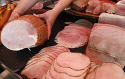 Regionalität ist bei Verbrauchern nach wie vor ein kaufentscheidendes Kriterium an den Fleisch- und Wursttheken. FOTO: DPA