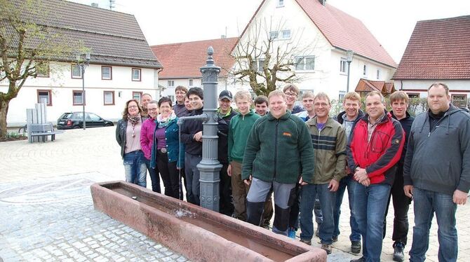 Gemeinschaftsleistung: Harthausen hat wieder einen Brunnen nach historischem Vorbild. FOTO: HÄUSSLER