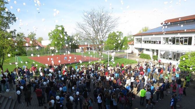 Luftballons für den Schulversuch steigen vor dem Firstwald-Gymnasium auf. GEA-FOTO: MWM