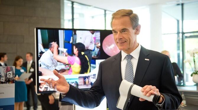 Bosch-Chef Volkmar Denner schaut am Standort Schillerhöhe in Gerlingen vor der Bilanzpressekonferenz eine Retinal Camera an, mit