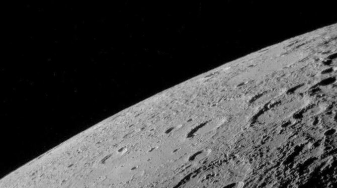Die schwer von Einschlagkratern zerklüftete Oberfläche des Merkurs. Foto: NASA/Johns Hopkins University Applied Physics Labor