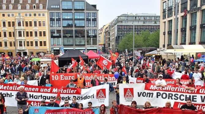 Teilnehmer der traditionellen 1. Mai-Demo versammeln sich zu einer Kundgebung auf dem Marktplatz in Leipzig. Foto: Jan Woitas Teilnehmer der traditionellen 1. Mai-Demo versammeln sich zu einer Kundgebung auf dem Marktplatz in Leipzig. Foto: Jan Woitas