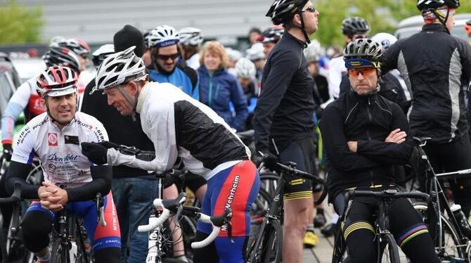 Trotz der Absage des Frankfurter Profi-Radrennens gingen einige Amateur-Radfahrer mit Polizeibegleitung auf die Strecke. Foto
