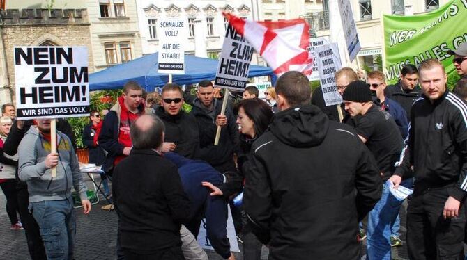 Teilnehmer einer Mai-Kundgebung werden in Weimar von Rechtsextremisten bedrängt. Foto: Thorsten Büker/TLZ
