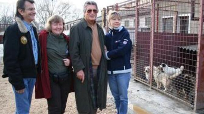 Informierten sich übers Hundeleben in Rumänien (von links): Roger Lapis, die Pfullinger Bmt-Heimleiterin Petra Zipp, Pierre Bric