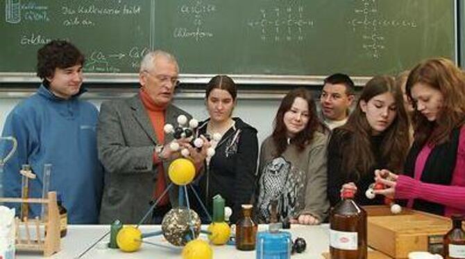 Wiewohl bereits pensioniert, übernahm Günter Gusenbauer den Chemieunterricht an der Neugreuthschule. FOTO: TRINKHAUS