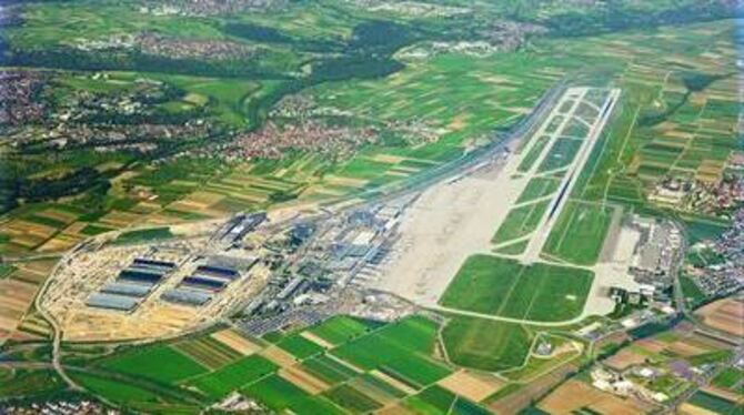 Das Umfeld von Neuer Messe (links) und Flughafen (Mitte) lässt wenig Spielraum für eine zweite Start- und Landebahn. FOTO: PR