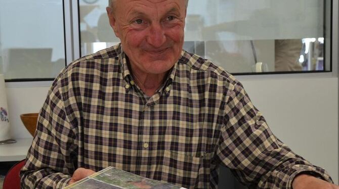 Horst Rehm mit zweien seiner Fotoalben. FOTO: BARAL