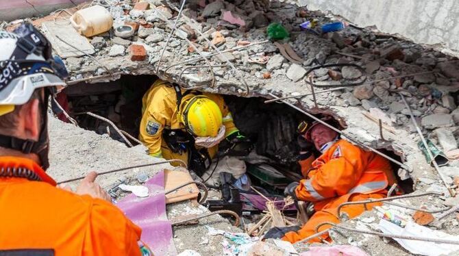 Suche nach Opfern nach dem verheerenden Erdbeben in Nepal: Noch immer werden Menschen lebendig geborgen. Foto: Sebastian Sten