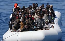 Ein Boot mit afrikanischen Flüchtlingen. FOTO: Alessandro di Meo/Archiv