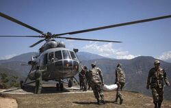 Nepalesische Soldaten beladen einen Hubschrauber: Die schwer vom Beben getroffenen Regionen im Norden sind nicht über Straßen