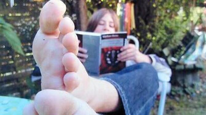 Ganz schön entspannt: Konstantin liest gerne an der frischen Luft im Garten. REPRO-FOTO: MWM